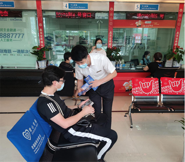 民生銀行重慶分行依托網(wǎng)點向消費者進(jìn)行法治宣傳。民生銀行重慶分行供圖