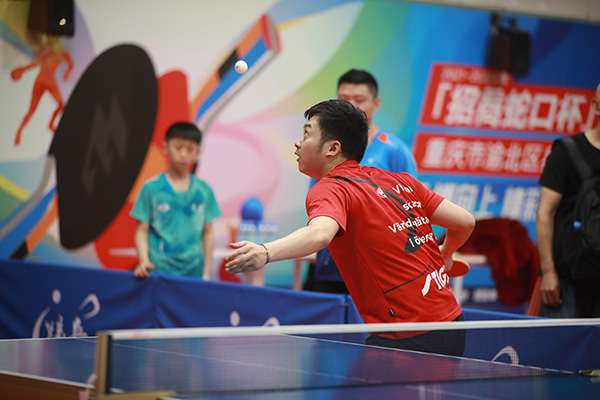 選手發(fā)球 曾英豪攝