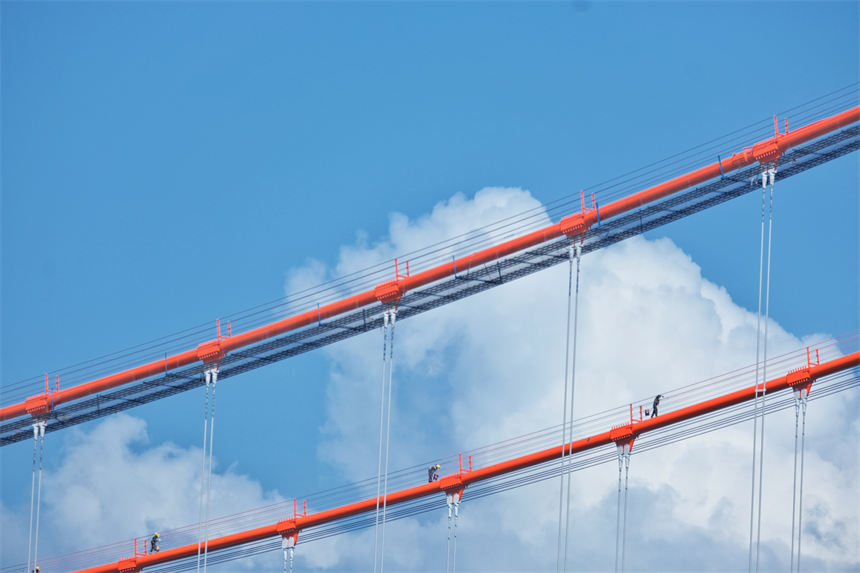 建設(shè)者們冒著高溫,奮戰(zhàn)在重慶郭家沱大橋建設(shè)工地上。郭旭攝