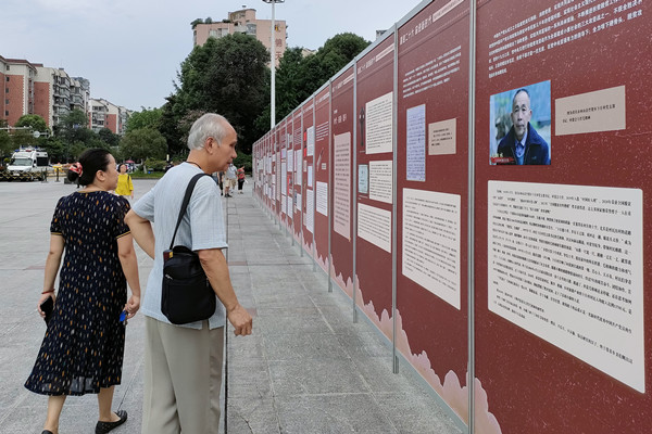 市民參觀展覽。林霞攝