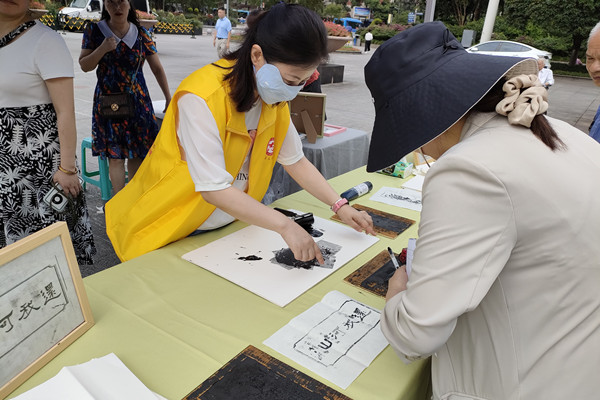 市民體驗(yàn)版畫制作。林霞攝