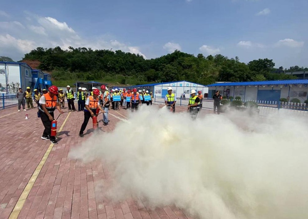 滅火器使用演練。中建八局供圖