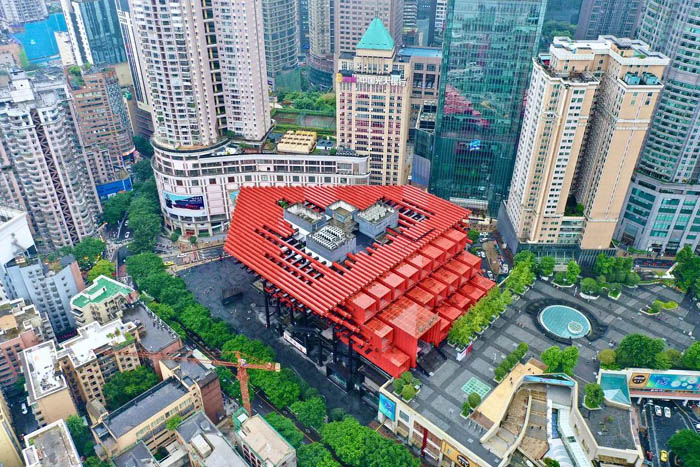 在繁華的解放碑鬧市區(qū)里，國(guó)泰藝術(shù)中心顯得格外出挑。周能 攝