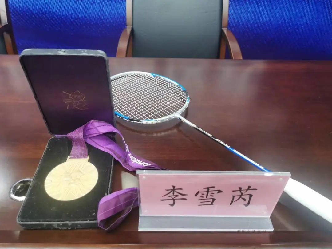 李雪芮向博物館捐贈(zèng)球拍和金牌復(fù)制品 姚於 攝