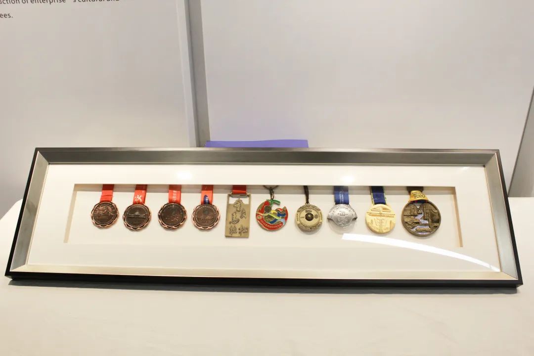 重馬體育捐贈(zèng)的重馬十年系列獎(jiǎng)牌 重馬體育供圖