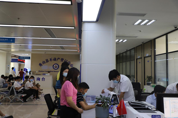 遺產(chǎn)管理人和不動產(chǎn)全體繼承人現(xiàn)場簽署不動產(chǎn)繼承分配方案。秀山縣委宣傳部供圖