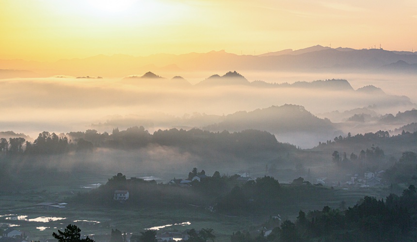 南川興隆鎮(zhèn)云霧相伴繪出山鄉(xiāng)水墨畫。瞿明斌攝