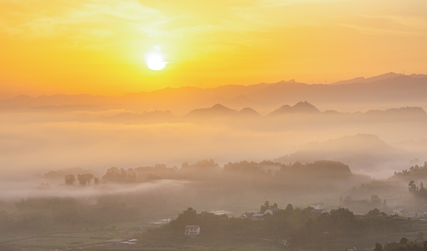 南川興隆鎮(zhèn)云霧相伴繪出山鄉(xiāng)水墨畫(huà)。瞿明斌攝