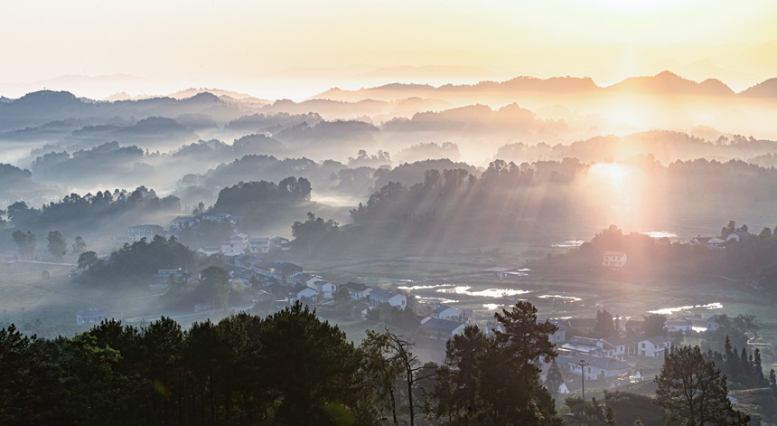 南川興隆鎮(zhèn)云霧相伴繪出山鄉(xiāng)水墨畫。瞿明斌攝