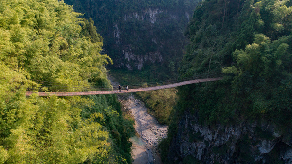 腰占鐵索橋。武隆區(qū)融媒體中心供圖