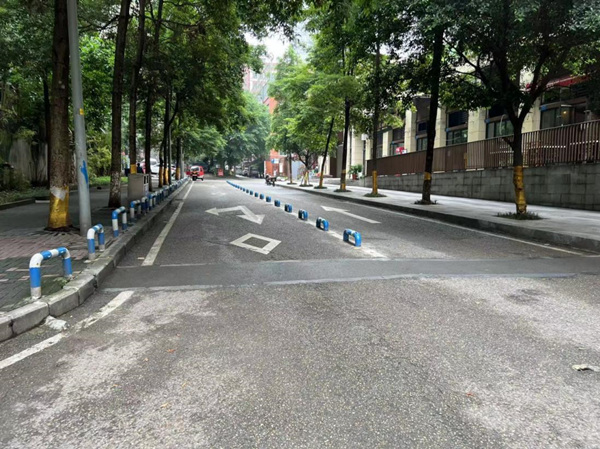 隔離樁安裝后，街面干凈整潔。觀音橋街道供圖