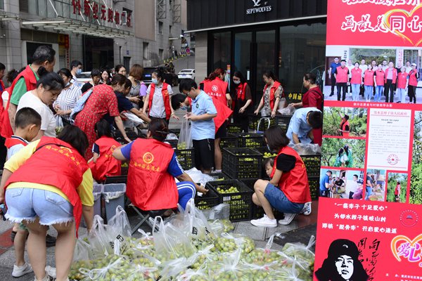 志愿者進行包裝銷售。受訪者供圖