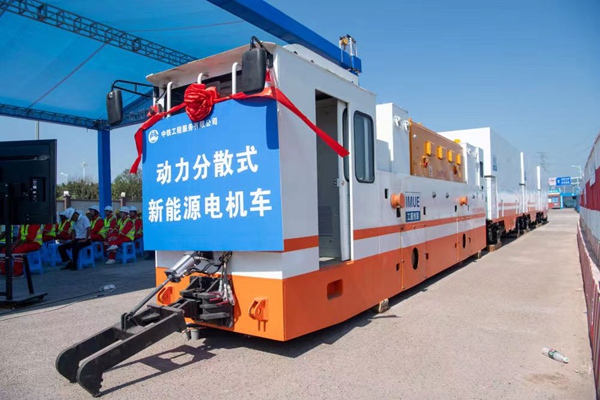 軌道j交通15號(hào)線啟用國內(nèi)首臺(tái)動(dòng)力分散式新能源電機(jī)車。項(xiàng)目部供圖