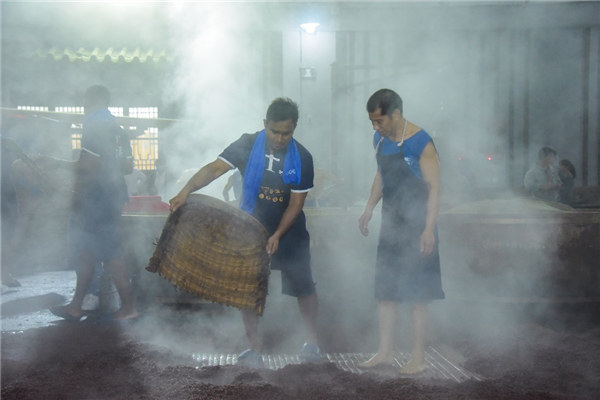 外國游客正在江小白酒廠體驗(yàn)釀酒。江小白供圖