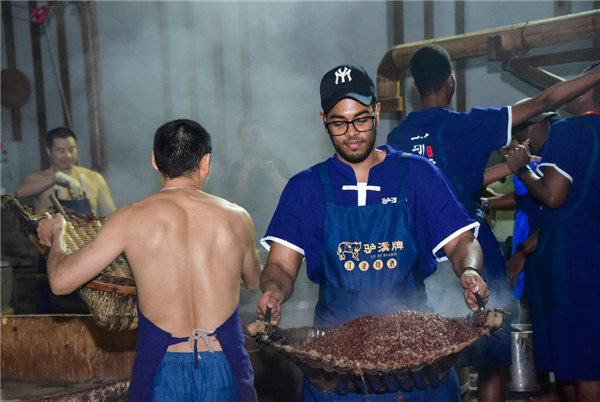 外國游客正在江小白酒廠體驗(yàn)釀酒。江小白供圖