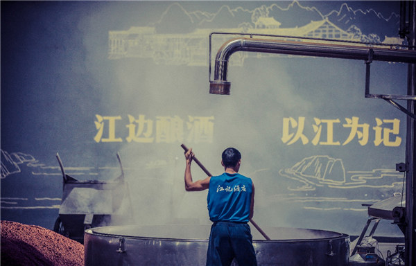 工人正在蒸煮高粱。江小白供圖