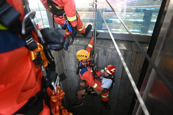 演習(xí)現(xiàn)場(chǎng)。渝中區(qū)消防救援支隊(duì)供圖