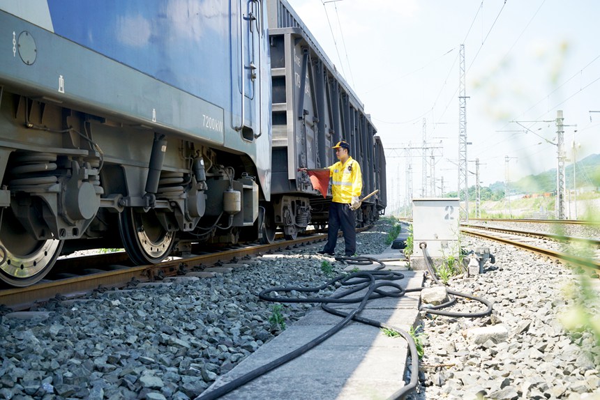 重慶西車輛段貨車檢車員正在插設紅旗準備作業(yè)。江堯攝