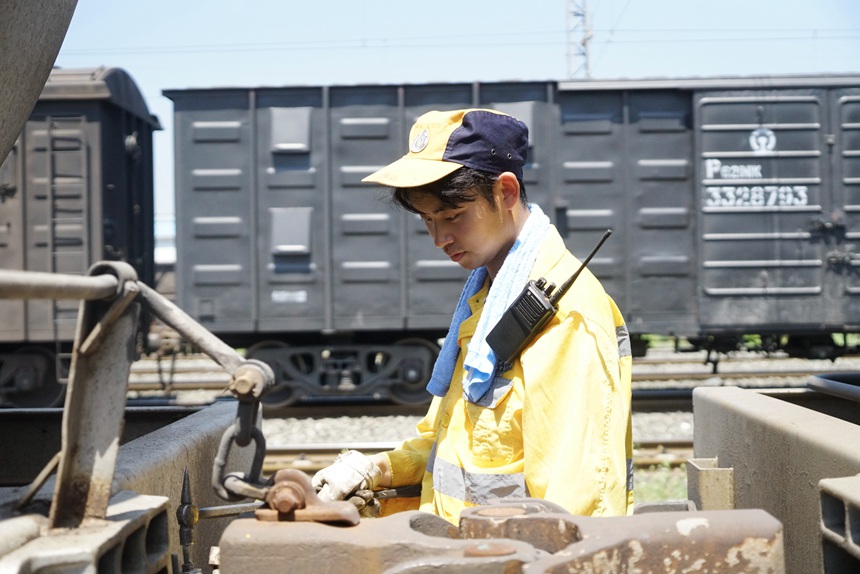 重慶西車輛段貨車檢車員正在檢查折角塞門技術狀態(tài)。江堯攝