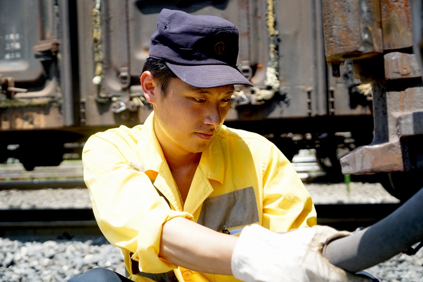 重慶西車輛段貨車檢車員正在準(zhǔn)備試風(fēng)作業(yè)。江堯攝