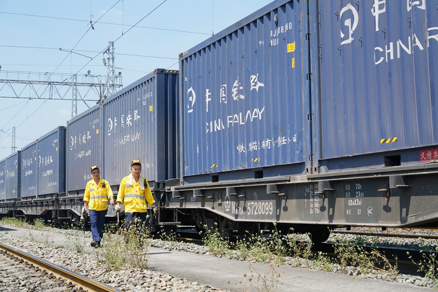 重慶西車輛段貨車檢車員在高溫下作業(yè)。江堯攝
