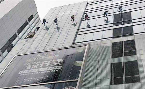 “蜘蛛人”正在從上至下清洗大樓玻璃外墻。