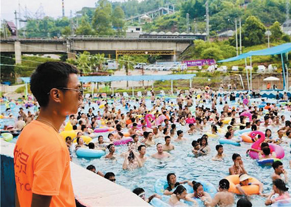 救生員目不轉(zhuǎn)睛地注視著在水中玩耍的人群。