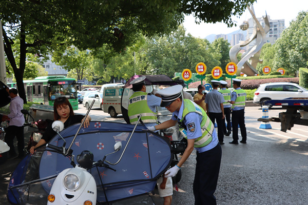 撤除違規(guī)加裝的遮陽傘。黔江區(qū)委宣傳部供圖