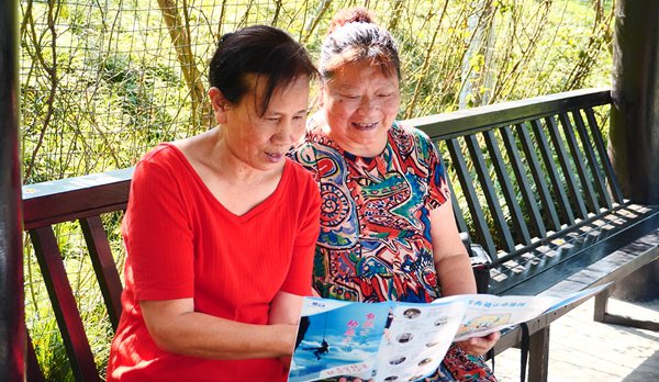 居民查看運(yùn)動(dòng)地圖。沙坪壩區(qū)委宣傳部供圖