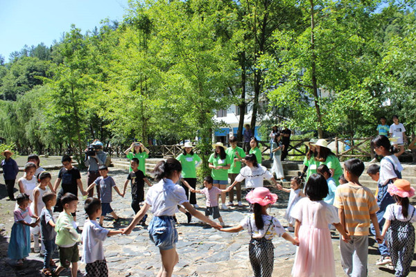 燭光教育關(guān)愛小分隊在河魚鄉(xiāng)開展“農(nóng)耕文化”社會實踐課程實踐。城口縣委宣傳部供圖