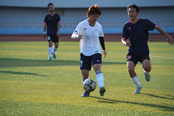 馬慶林（前左）在帶球突破。石柱縣委宣傳部供圖