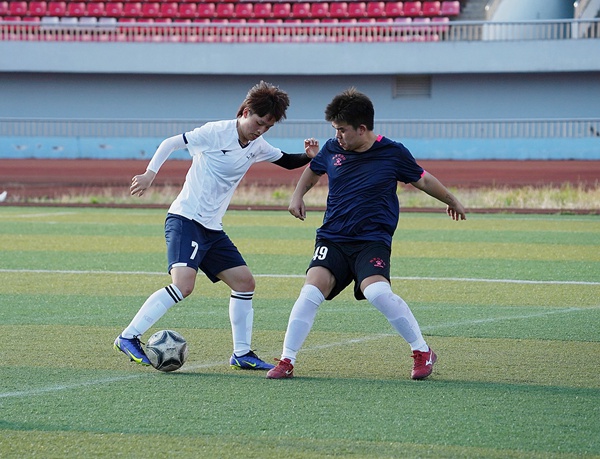 馬慶林（左）在激烈拼搶。石柱縣委宣傳部供圖