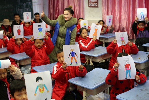 志愿者為小學(xué)生普及預(yù)防性侵害安全知識。巴南區(qū)民政局供圖