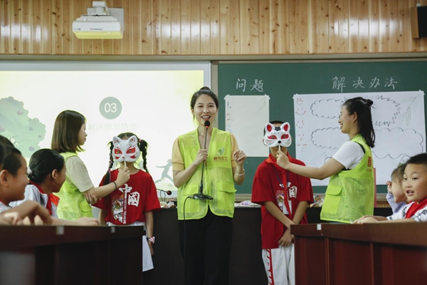 志愿者為學(xué)生們開展“情緒啟蒙”心理輔導(dǎo)。巴南區(qū)民政局供圖