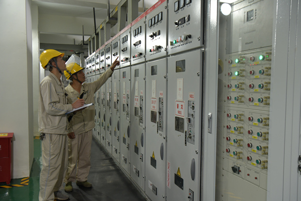 7月13日，電力工人在天龍城市花園小區(qū)配電房檢查設(shè)備。國網(wǎng)重慶電力公司供圖