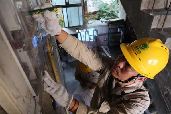 7月13日，電力工人上門為小區(qū)居民提供電力服務(wù)。龔超攝