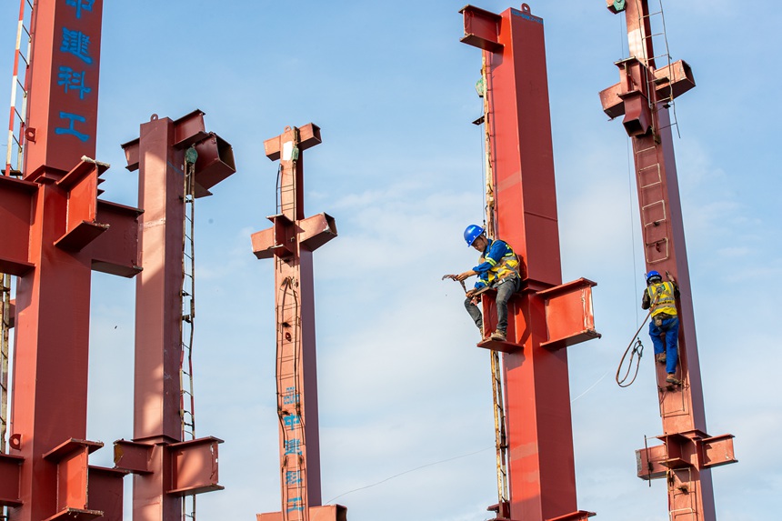 重慶陸海國際中心項目工人在熾熱的鋼結(jié)構(gòu)上做施工前準(zhǔn)備。何超攝