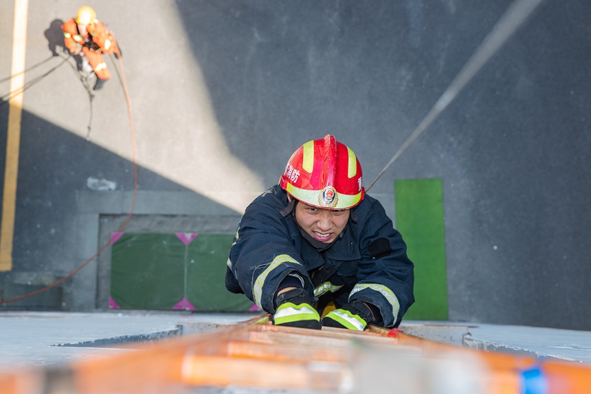 渝中區(qū)較場口消防救援站，消防隊員正在高溫下開展日常訓(xùn)練。何超攝