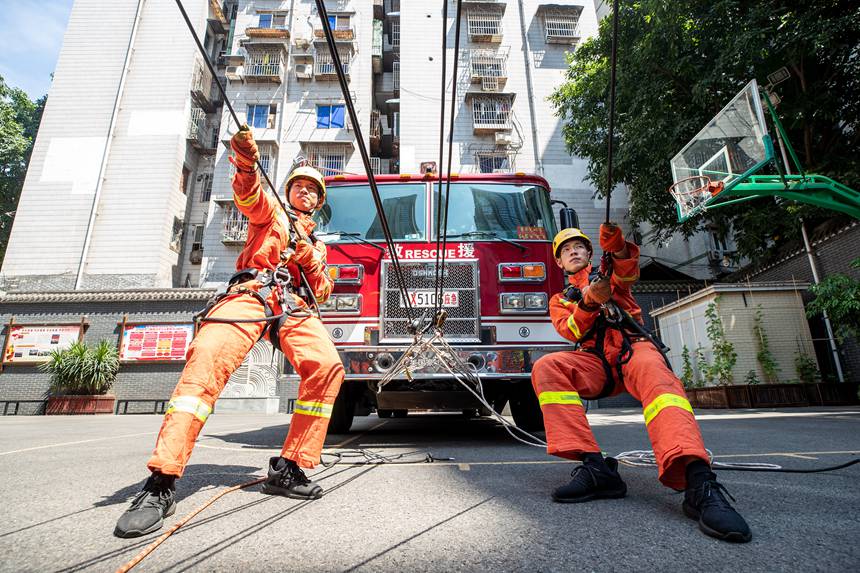 渝中區(qū)較場口消防救援站，消防隊(duì)員正在高溫下開展日常訓(xùn)練。何超攝
