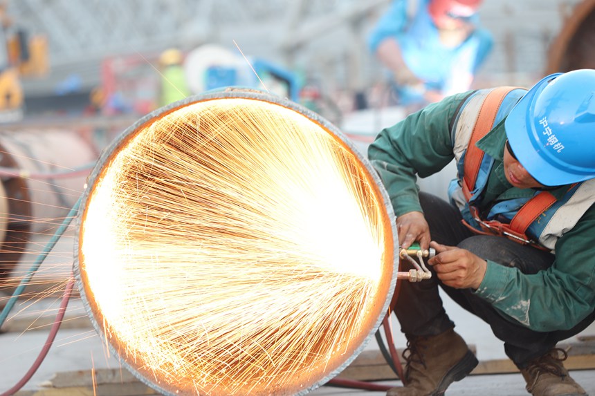 中建八局重慶江北國際機(jī)場T3B航站樓項目現(xiàn)場，鋼結(jié)構(gòu)施工作業(yè)人員正在進(jìn)行切割作業(yè)。于雷攝