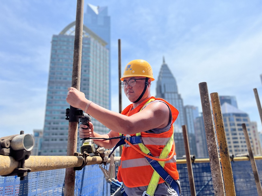 時(shí)尚文化城項(xiàng)目工人正在作業(yè)面頂著烈日作業(yè)。中建八局供圖