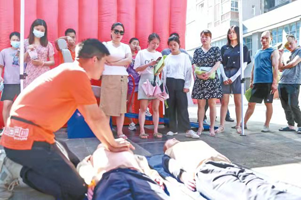 為企業(yè)員工演示講解心肺復(fù)蘇術(shù)。華鎣市融媒體中心供圖