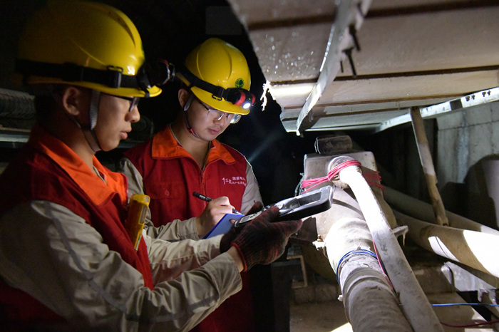 電力公司員工在解放碑地下環(huán)形電力隧道里巡查。潘洪攝