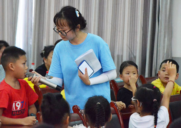 居民積極參與有獎競答環(huán)節(jié)。重慶財經學院訊供圖