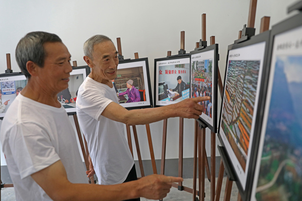 走馬鄉(xiāng)故事館，黨員們正在通過(guò)影展了解全鄉(xiāng)的變遷與發(fā)展。趙勇攝