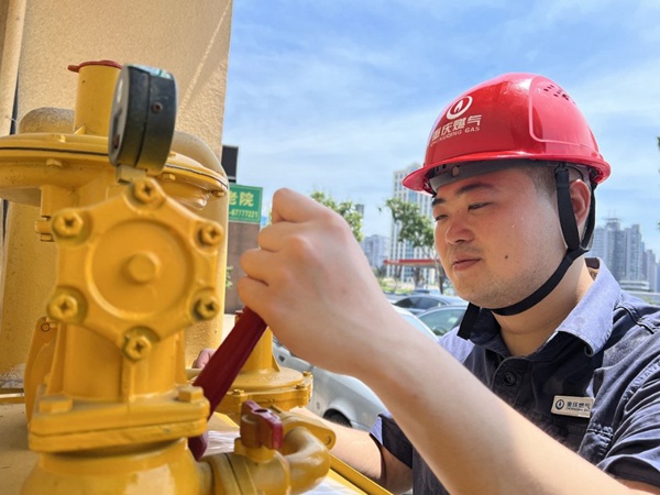 燃?xì)庠O(shè)備網(wǎng)格員巡檢燃?xì)庠O(shè)備。重慶燃?xì)饧瘓F(tuán)供圖