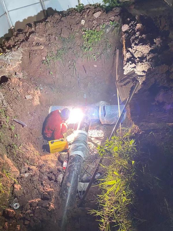 7月13日，地表溫度高達(dá)68度，經(jīng)過24小時(shí)的不間斷作業(yè)，重慶燃?xì)饧瘓F(tuán)輸配分公司完成童家橋至虎溪D426燃?xì)夤芫€遷改作業(yè)，以支持沙坪壩區(qū)市政建設(shè)，保障天然氣管道安全平穩(wěn)運(yùn)行。重慶燃?xì)饧瘓F(tuán)供圖