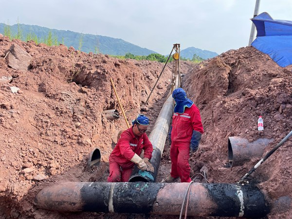 在三教工業(yè)園區(qū)管網(wǎng)改造現(xiàn)場(chǎng)，重慶燃?xì)庥来ü竟こ淌┕と藛T正頂著烈日奮力拼搏，搶抓工期。重慶燃?xì)饧瘓F(tuán)供圖