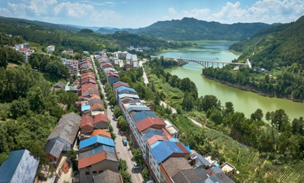 橋頭鎮(zhèn)場鎮(zhèn)風(fēng)貌。顧慶慶攝