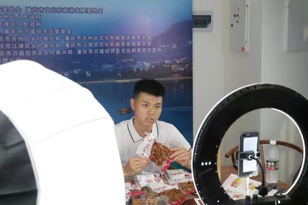 主播現(xiàn)場(chǎng)帶貨開(kāi)州特產(chǎn)。胥世鵬攝